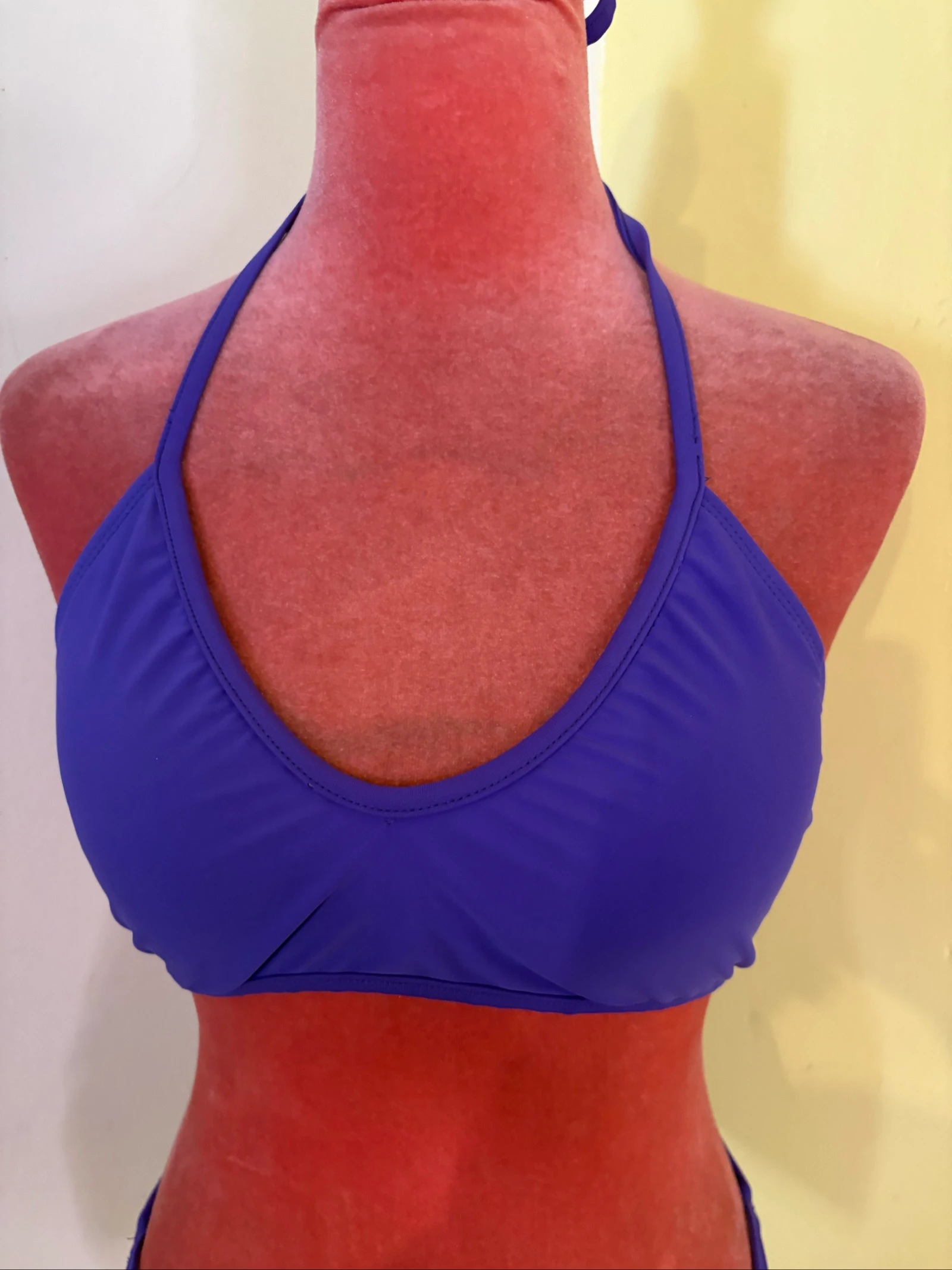 Halter bikini met zijcut-out – photo 2